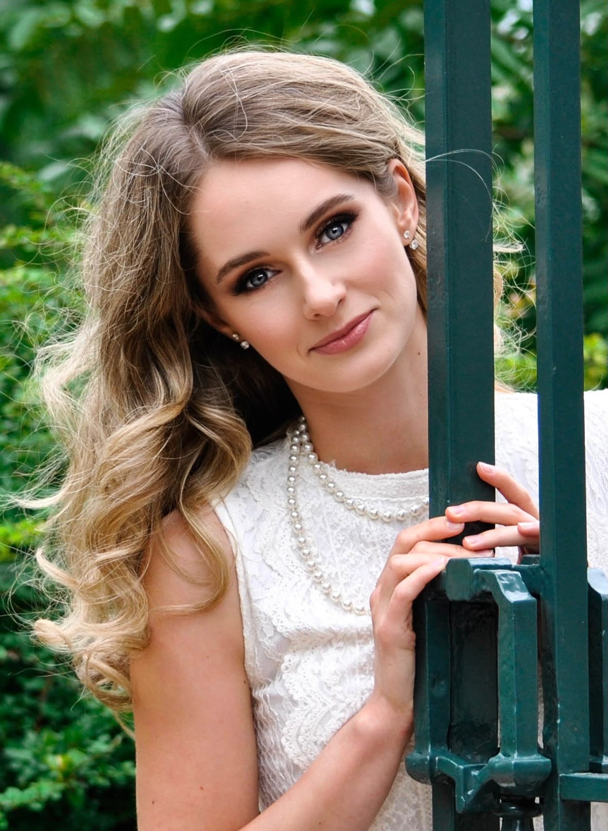 Outdoor bridal makeup with soft smokey eyes and pearls, Toronto